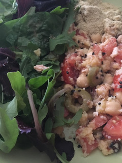 Una foto de Ensalada de garbanzos de sobra, cuscus de maíz de ayer y atún