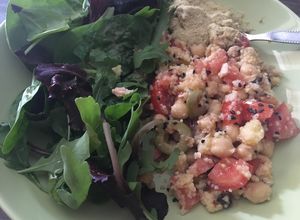 Foto principal de Ensalada de garbanzos de sobra, cuscus de maíz de ayer y atún