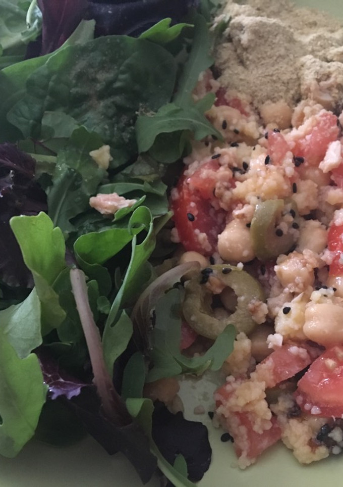 Una foto de Ensalada de garbanzos de sobra, cuscus de maíz de ayer y atún