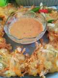 Bakwan sayur renyah + saus kacang gurih
