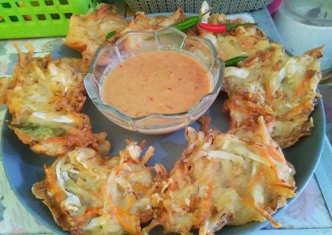 Cara bikin Bakwan sayur renyah + saus kacang gurih Cara bikin Bakwan sayur renyah + saus kacang gurih
