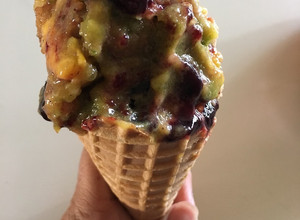 Una foto de Gelato de Pasto de Trigo y Frutas Variadas