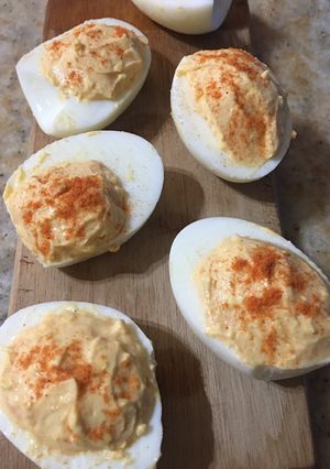 Una foto de Huevos rellenos con pimentón