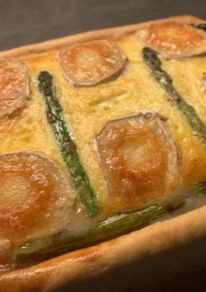Una foto de Quiche de espárragos trigueros, shiitakes, jamón y queso de cabra