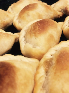 Una foto de Empanadas de carne cortada a cuchillo