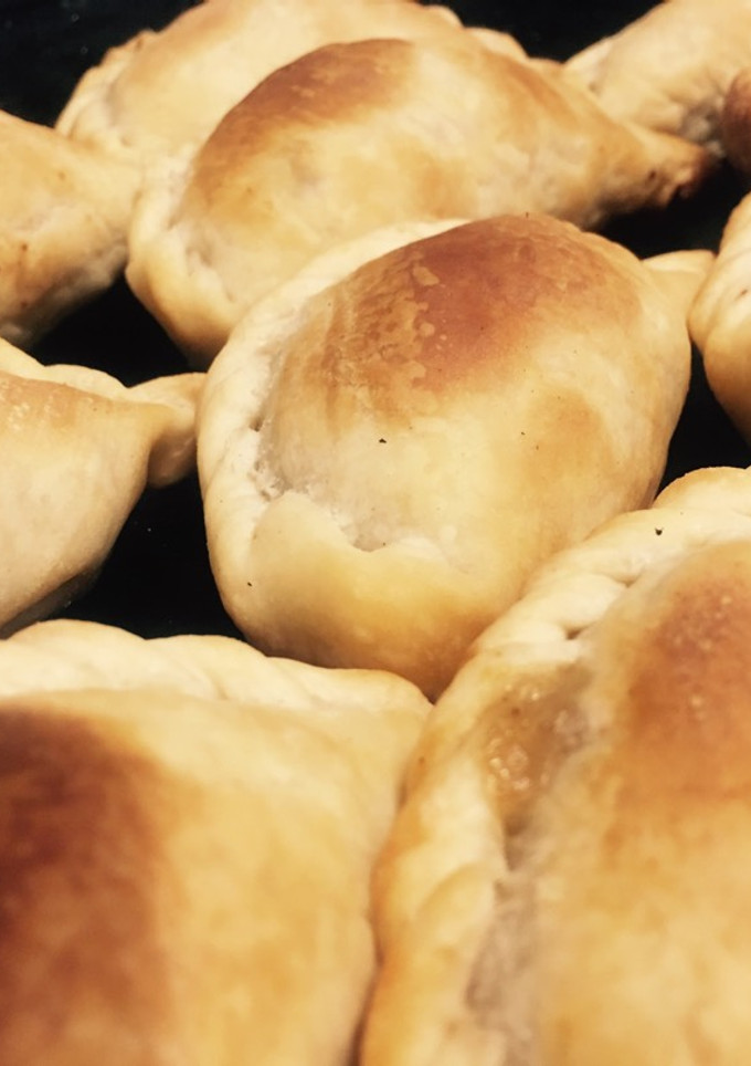 Una foto de Empanadas de carne cortada a cuchillo