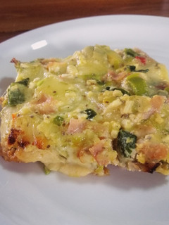 Una foto de Tartita de vegetales y queso, con masa de semillas