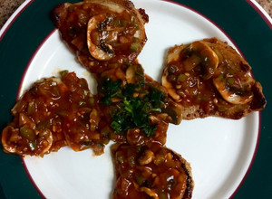 Una foto de Chuleta  de cerdo con salsa de champiñones