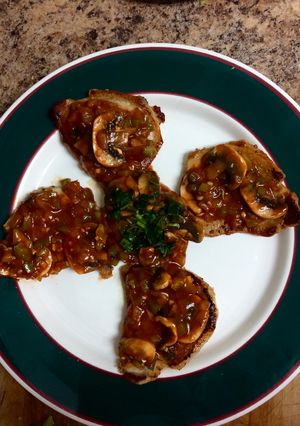 Una foto de Chuleta  de cerdo con salsa de champiñones