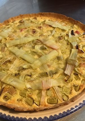 Une photo de Tarte géante « noeuds » à la rhubarbe du jardin et crème vanille (pâte brisée au sirop d érable)