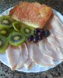 Desayuno ligero de pavo y kiwi