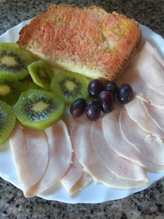 Una foto de Desayuno ligero de pavo y kiwi