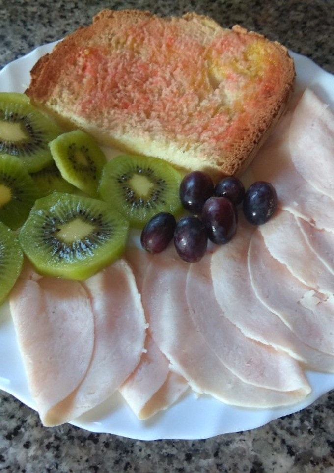 Una foto de Desayuno ligero de pavo y kiwi
