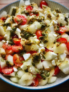 Una foto de Ensalada de melón, queso fresco y cherries con aliño especial