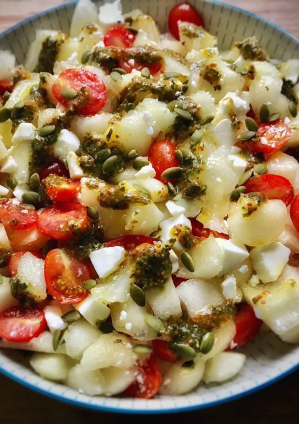 Una foto de Ensalada de melón, queso fresco y cherries con aliño especial