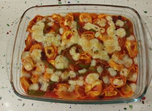 Foto principal de Cappellettis de jamón con pasas, salsa de tomate y gratinados con queso viejo