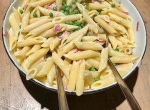 Une photo de Penne à la pancetta et aux petits pois