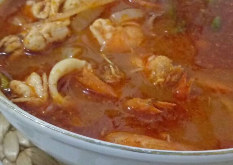 Tom yam seafood