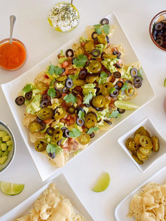Una foto de Nachos con Guacamole y Salsa de Queso Cheddar | @DarixLAB