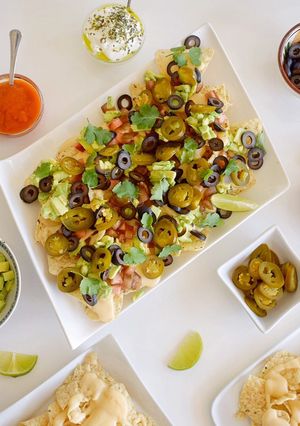 Foto principal de Nachos con Guacamole y Salsa de Queso Cheddar | @DarixLAB