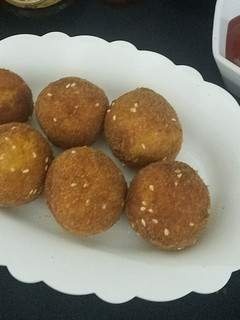 A picture of Chicken & potato cheese balls.