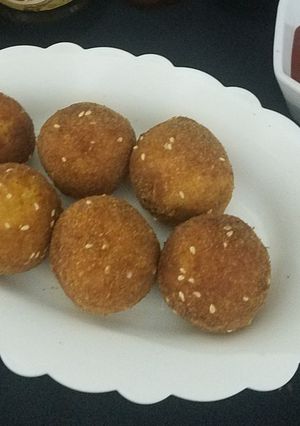 A picture of Chicken & potato cheese balls.