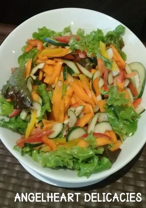 A picture of Lettuce carrot salad.