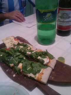 Una foto de Pizza con rúcula