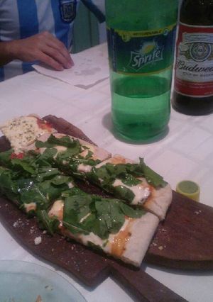 Una foto de Pizza con rúcula