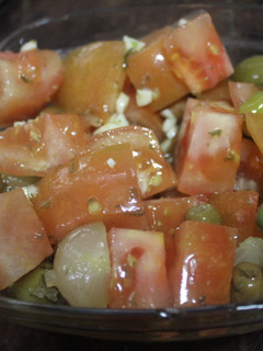 Una foto de Ensalada de tomate con ajo