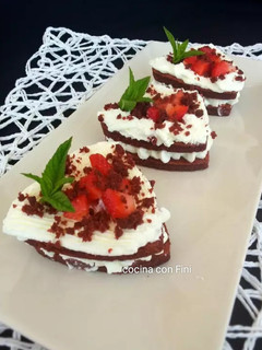 Una foto de Mini bizcochos red velvet (especial San Valentín)