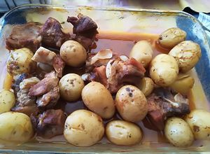 Una foto de Costillitas con patatas al horno