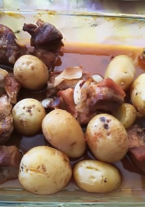 Una foto de Costillitas con patatas al horno