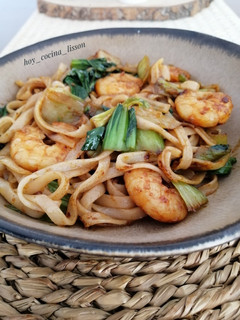Una foto de Pak choi salteado con langostinos