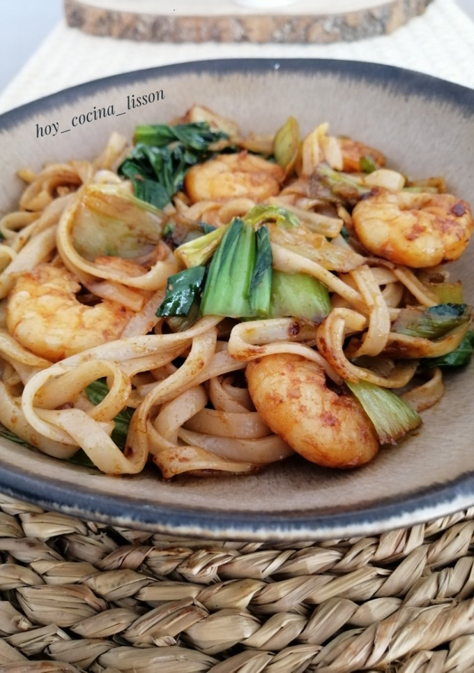 Una foto de Pak choi salteado con langostinos