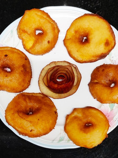 ஆப்பிள் டோனட் பிரிட்டர்ஸ் (Apple Donut Fritters recipe in tamil) செய்முறை முக்கிய புகைப்படம்