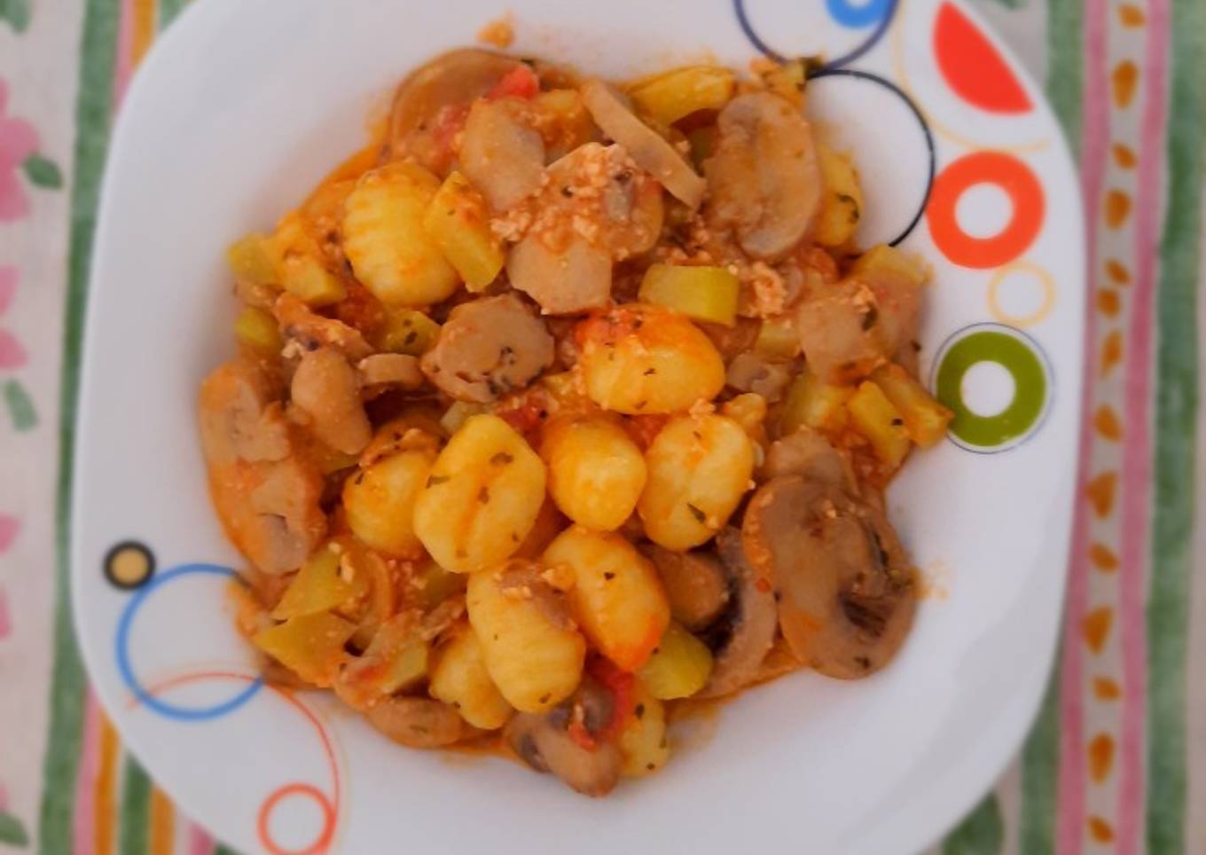 Gnocchi con tomate, champiñones, calabacín y queso