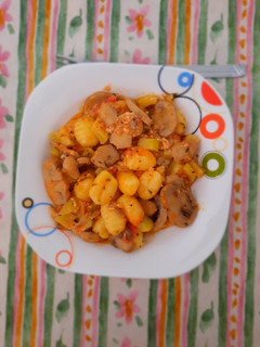 Una foto de Gnocchi con tomate, champiñones, calabacín y queso