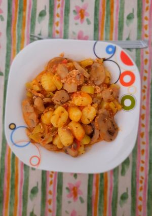 Una foto de Gnocchi con tomate, champiñones, calabacín y queso