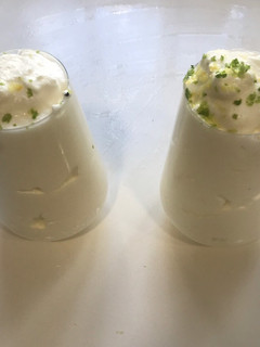 Una foto de Mousse de limón con ralladura de limón