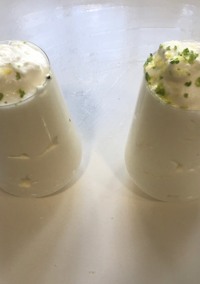 Una foto de Mousse de limón con ralladura de limón