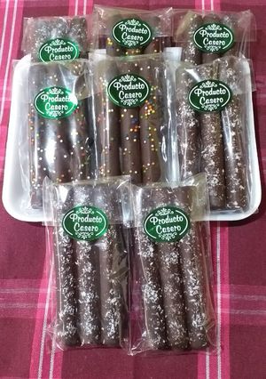 Una foto de Cuchuflis rellenos de manjar y bañados en chocolates