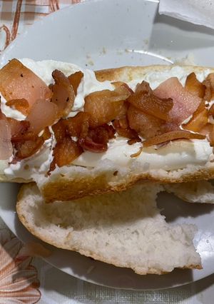 Una foto de Bocadillo guanciale