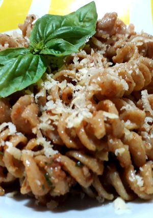 Una foto de Pasta con pesto de tomates secos