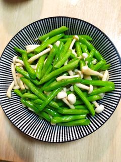 蒜香雪白菇四季豆 的食譜成品照片