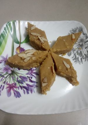સુખડી (Sukhdi Recipe in Gujarati) રેસીપી મુખ્ય ફોટો