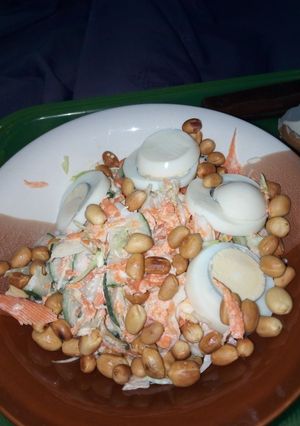 A picture of Simple Vegetable Salad mixed with Eggs and Peanut / Groundnut.