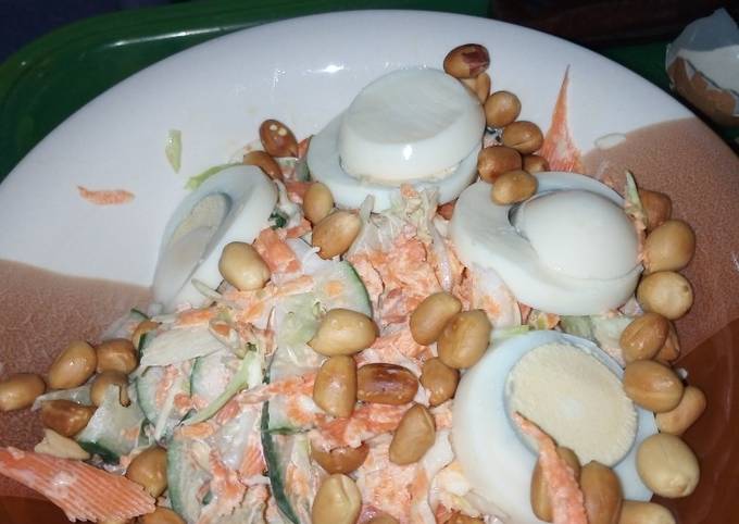 How to Prepare Quick Simple Vegetable Salad mixed with Eggs and Peanut / Groundnut