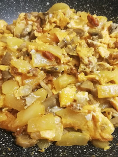 Una foto de Revuelto de patatas con champiñones y chorizo picante