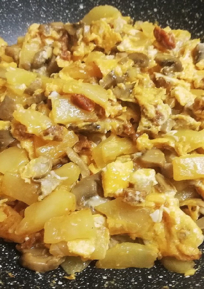 Una foto de Revuelto de patatas con champiñones y chorizo picante